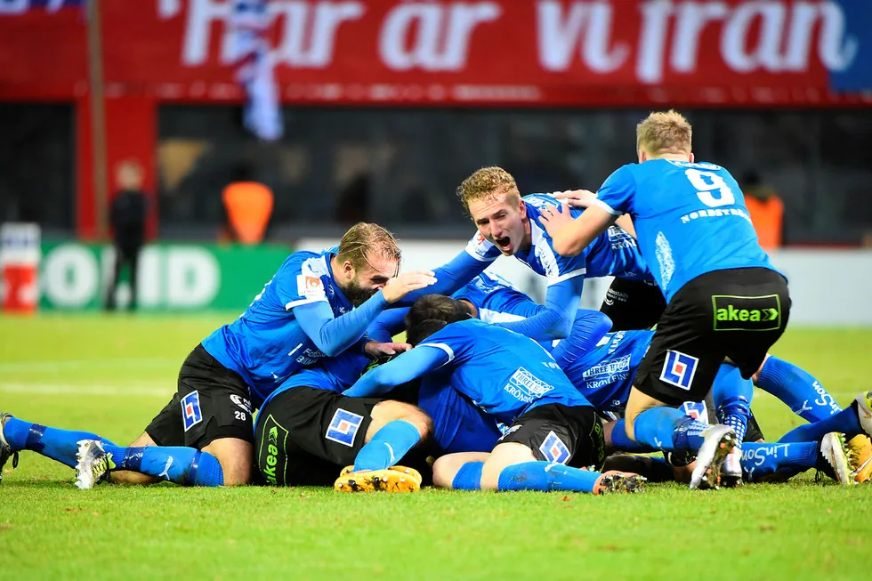 Halmstad-spillerne jubler etter å ha sikret seg videre spill i Allsvenskan i fjor høst. Foto: Emil Langvad/NTB Scanpix