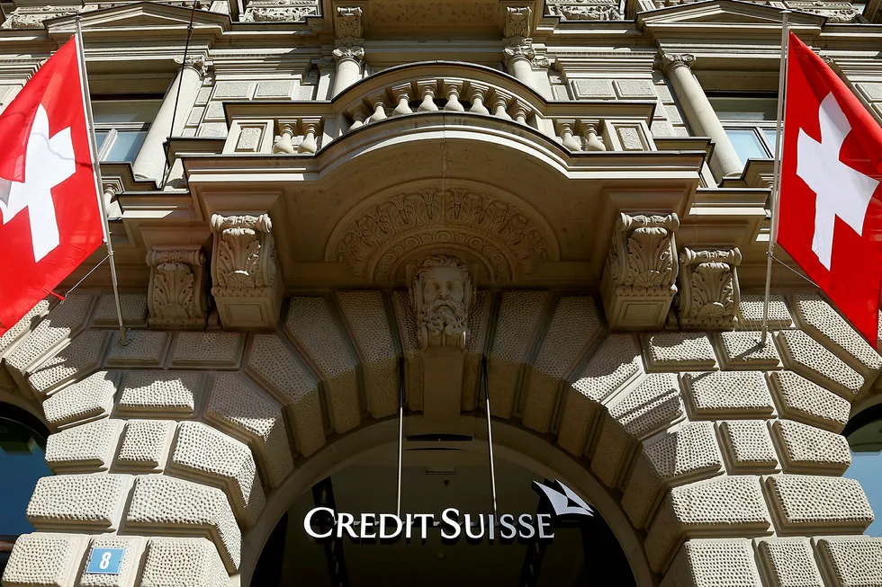 Den sveitiske banken Switzerland's national flags fly beside the logo of Swiss bank Credit Suisse in Zurich, Switzerland April 24, 2017. REUTERS/Arnd Wiegmann Foto: ARND WIEGMANN