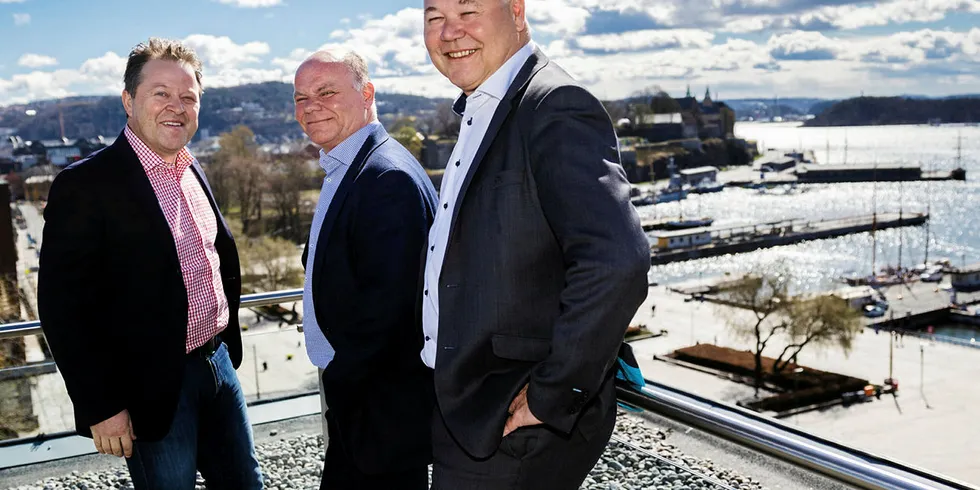 SMILTE BREDT: Arne Hjeltnes (t.v.), Thorbjørn Theie og Jørn-Gunnar Jacobsen smilte bredt da de overtok Finnmark Fisk i Mehamn. For å realisere prosjektet fikk de innvilget statsstøtte og lånegarantier fra statlige ordninger.