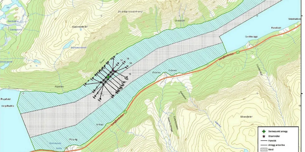 Slik vil Cermaq plassere anlegget. Som vist på skissen vil da fortøyninger gå inn i det skraverte området på midten som er avsatt til andre formål enn oppdrett.