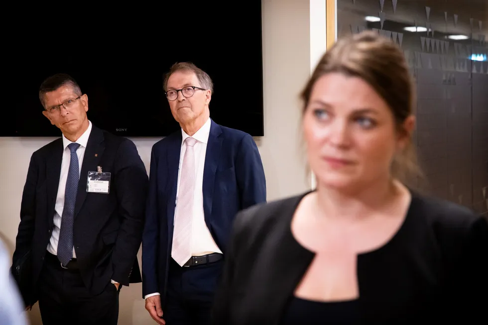 Mandag måtte Kongsberg-styreleder Eivind Reiten og administrerende direktør Geir Håøy (til venstre) møte opp på næringsminister Cecilie Myrseths kontor.