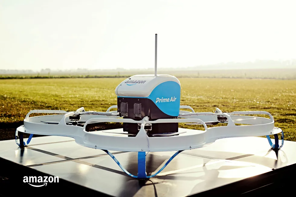 Denne dronen ble brukt til Amazons første dronelevering av en pakke.