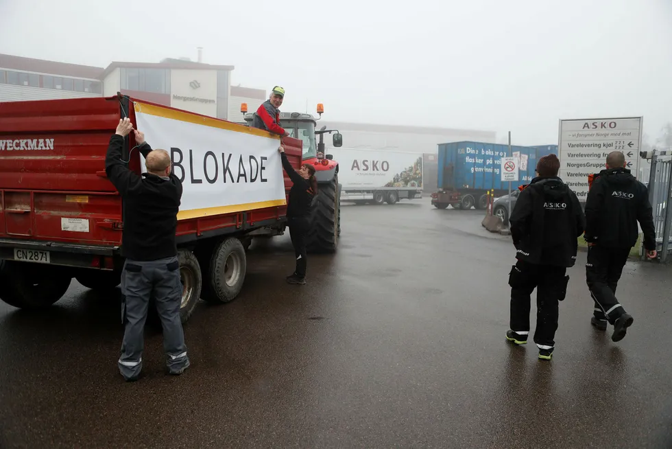 Bønder blokkerer utkjøring av varer fra grossistlageret til ASKO på Kalbakken i Oslo fredag morgen. Foto: Torstein Bøe / NTB scanpix