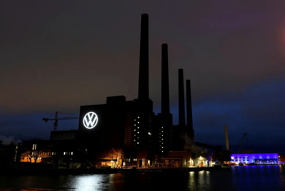 Bilbransjen er blitt hardt rammet av koronaviruset. Salget av Volkswagen-biler har stoppet helt opp.
