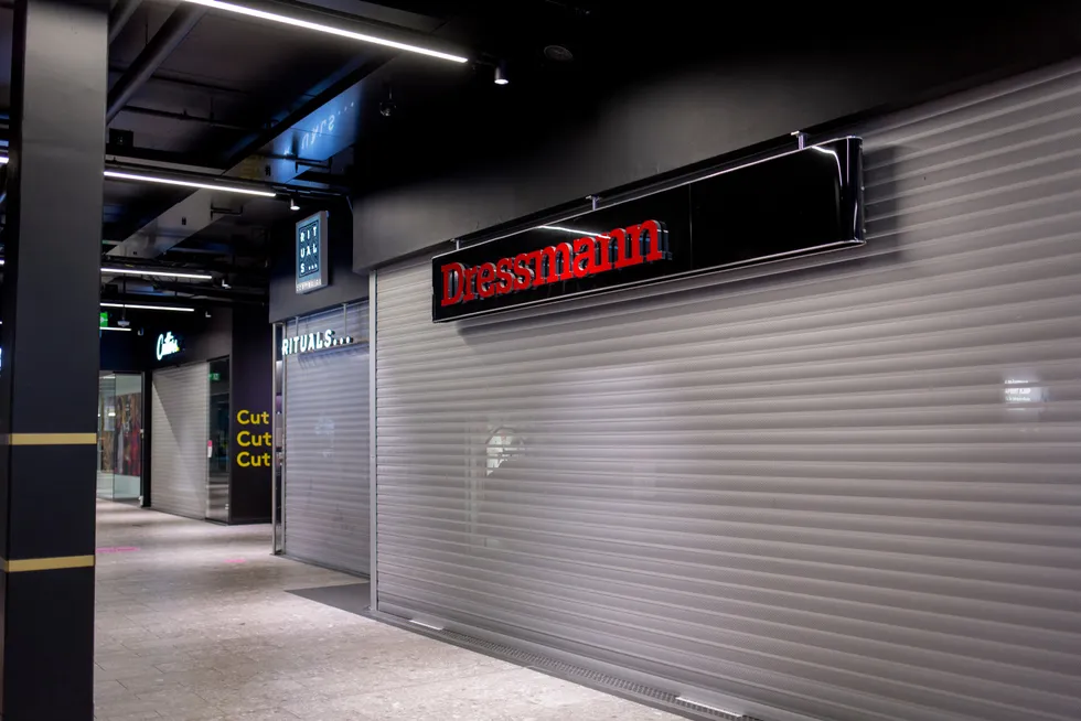 Varner hadde frem til 26. april 140 stengte butikker i kjøpesentre og 1600 ansatte permitterte,. Her bilde av Dressmanns butikk i Ski storsenter.