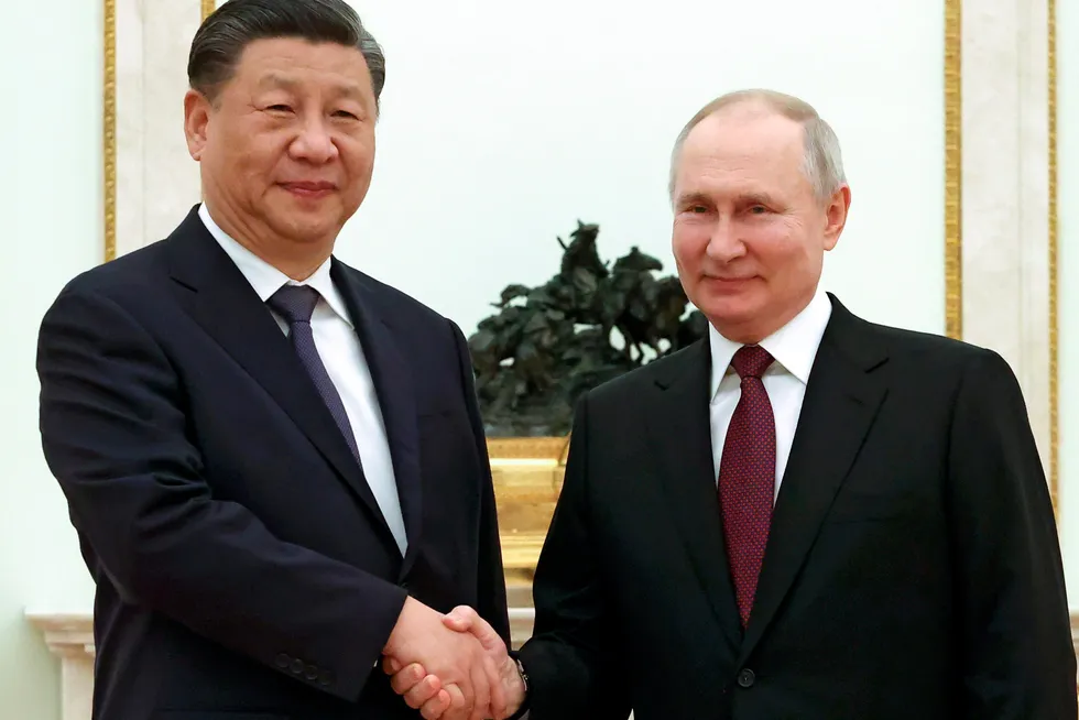 Kinas president Xi Jinping og Russlands president Vladimir Putin roste hverandre under møtet i Moskva mandag.