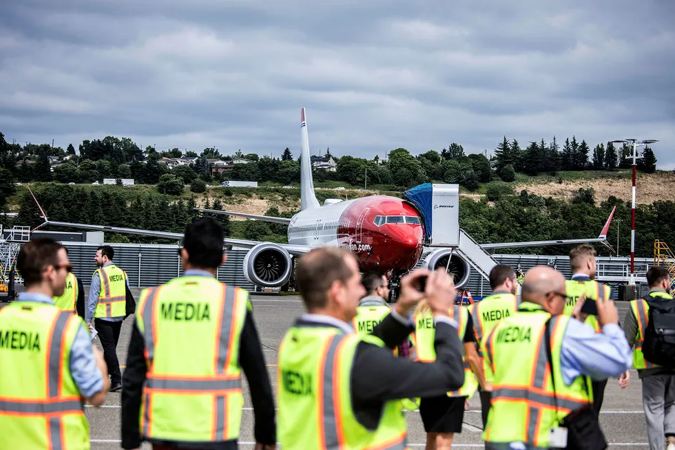 Norwegian fikk i fjor sommer levert sitt første fly av typen Boeing 737 Max – en ny versjon av det gamle kortdistanseflyet – fra fabrikken i Seattle i USA. Senere har investorene fått lide for økende gjeld og svak lønnsomhet, og ledelsen vil legge flyene i et nytt selskap.