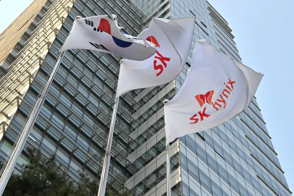 SK Hynix, som er det nest største og mest verdifulle selskapet ved Seoul-børsen, mer enn doblet omsetningen siste kvartal og leverte solide resultater. Investorer er nervøse og har sendt aksjekursen over åtte prosent lavere.