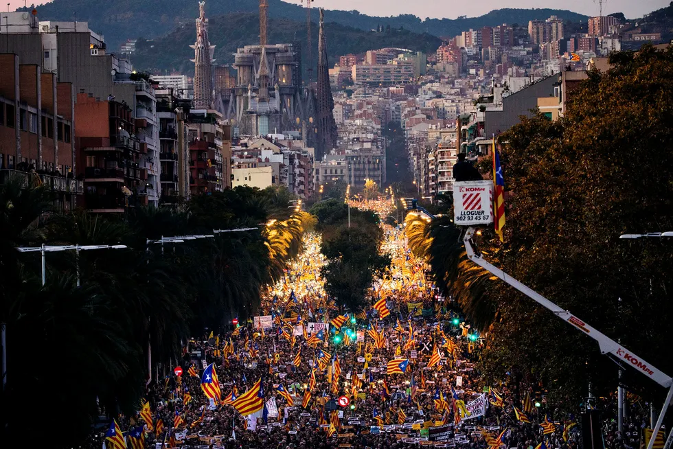 «Konflikten i Catalonia handler mest av alt om utøvelse av demokrati i 2017 og hvordan det kan ramme hele Europa», skriver innleggsforfatteren. Bildet viser en demonstrasjon i Barcelona lørdag, for frigivelse av de fengslede katalanske regjeringsmedlemmene. Foto: Emilio Morenatti/AP/NTB Scanpix