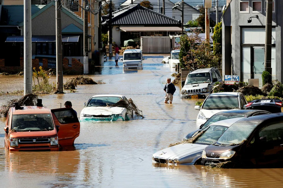 Biler står under vann i byen Sano i Japan etter at tyfonen Hagibis traff byen,