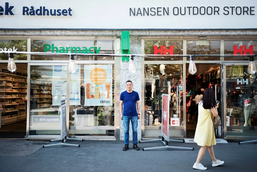 Yunlin Zhan har de tre siste årene etablert en rekke butikker i Oslo, sentralt plassert rundt Rådhuset, og i Bergen. Han satser stort på kinesiske turister. Foto: Hanna Kristin Hjardar