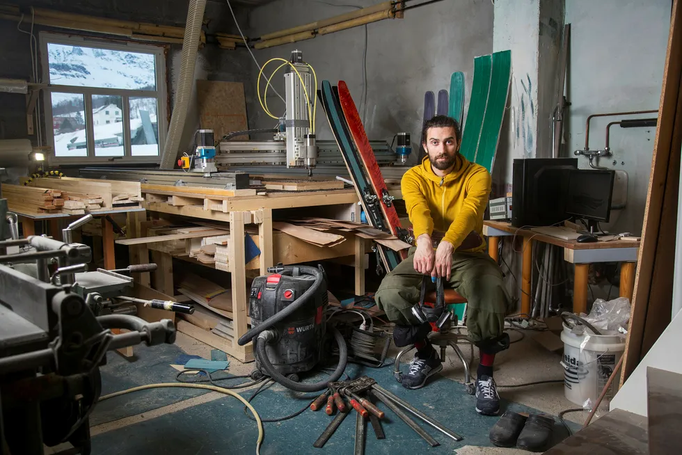På farfarens gamle møbelfabrikk i Laksvatn i Troms lager Jens-Egil Nysæther nå egne ski. Foto: Thomas Kleiven