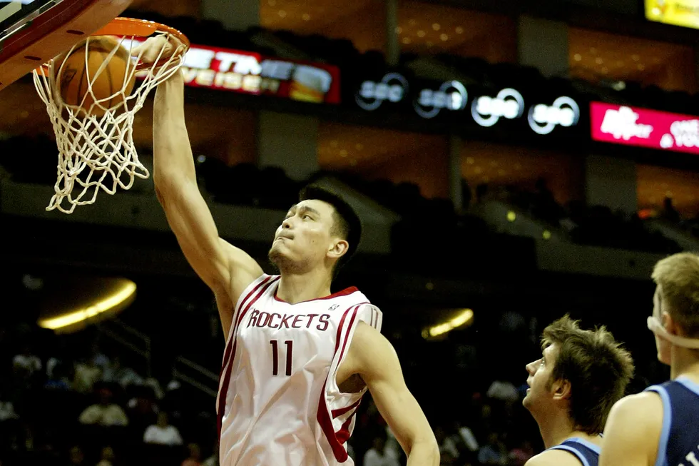 Yao Ming spilte mange sesonger for Houston Rockets i den amerikanske basketligaen NBA. Her dunker han ballen i kurven i et oppgjør mot Utah Jazz i 2005.