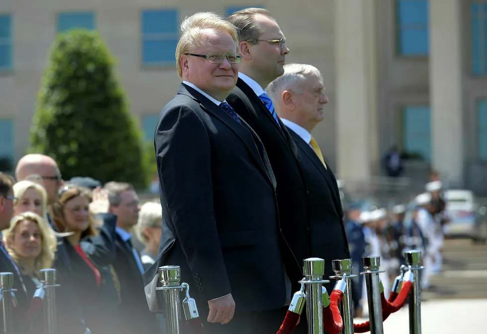 Sveriges forsvarsminister Peter Hultqvist mister sin pressesjef. Her i Washington sammen med sine kollagaer Jim Mattis (til høyre) fra USA og Jussi Niinisto fra Finland.