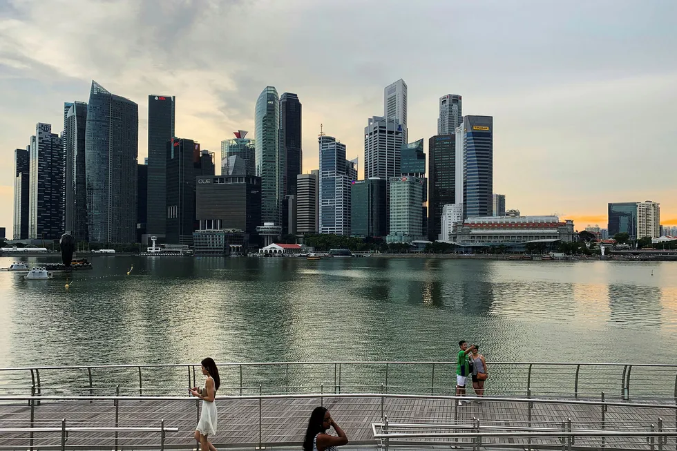 Nesten ingen land i verden er mer avhengig av handel med omverdenen enn Singapore. Nå kan miniputtstaten, som har en av verdens høyeste levestandarder, være på vei mot en resesjon. Pilene peker rett ned.
