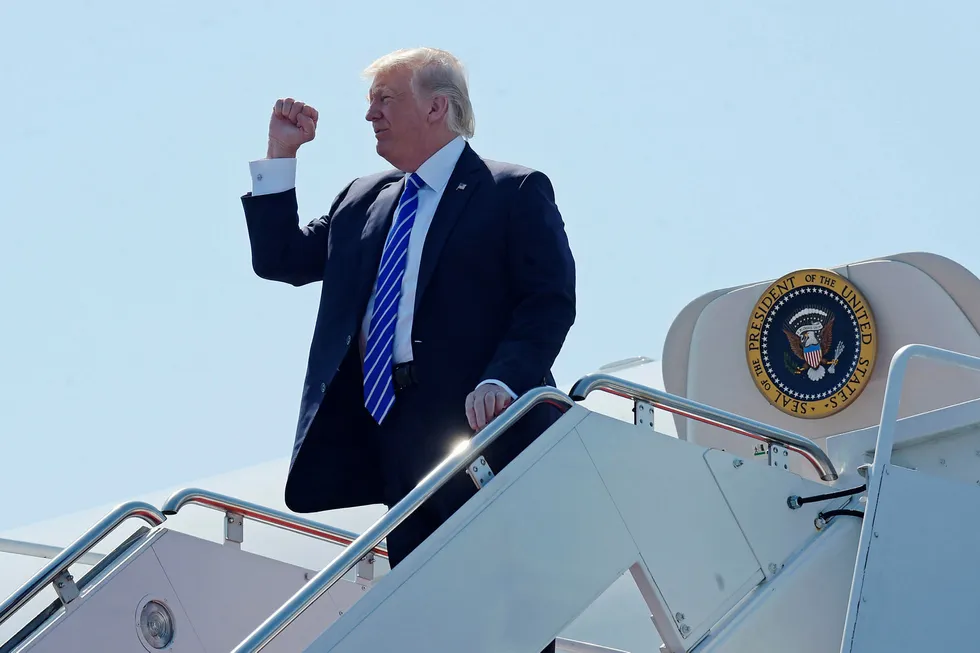 USAs president Donald Trump stiger ut av Air Force One. Foto: Susan Walsh/AP/NTB scanpix