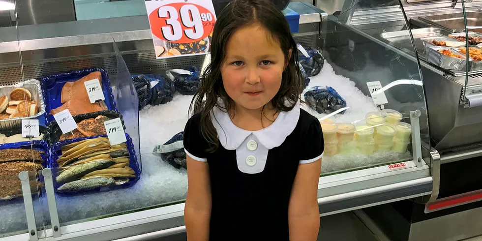 DIGGER FISK: Enrika Ekanger (5) elsker sjømat etter å ha deltatt på «Fiskesprell»-kurs i barnehagen sin.