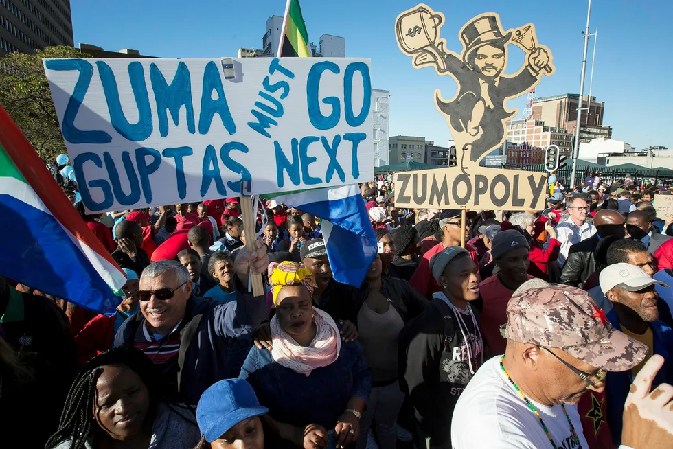 Protester mot president Zuma på gatene i Cape Town i august i år. Korrupsjonsskandalen ruller videre, først rammet det Bell Pottinger, nå har revisjonsgiganten KPMG havnet i skandalens sentrum. Foto: AP Photo/Halden Krog Foto: Halden Krog/AP/NTB scanpix
