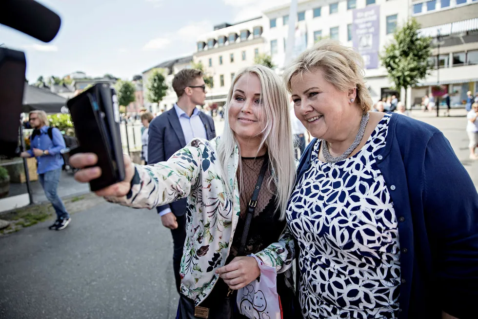 Statsminister Erna Solberg på selfietokt under Arendalsuka. Her sammen med Kristin Holanger i Jordmorforbundet NSF. Foto: Aleksander Nordahl