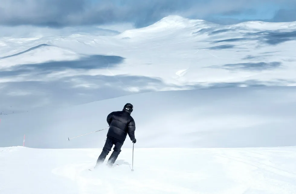 Det norske alpinteknologiselskapet Skioo fusjonerer med spanske Skitude og tar mål av seg å bli størst i verden i en industri som omsetter for over 500 milliarder kroner i året.