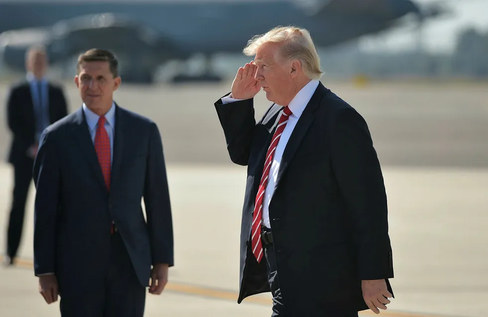 Den nå avgåtte nasjonale sikkerhetsrådgiveren Michael Flynn (t.v.) her avbildet sammen med USAs president Donald J. Trump ved en luftfartsbase i delstaten Florida tidligere denne måneden. Foto: MANDEL NGAN/AFP/NTB Scanpix