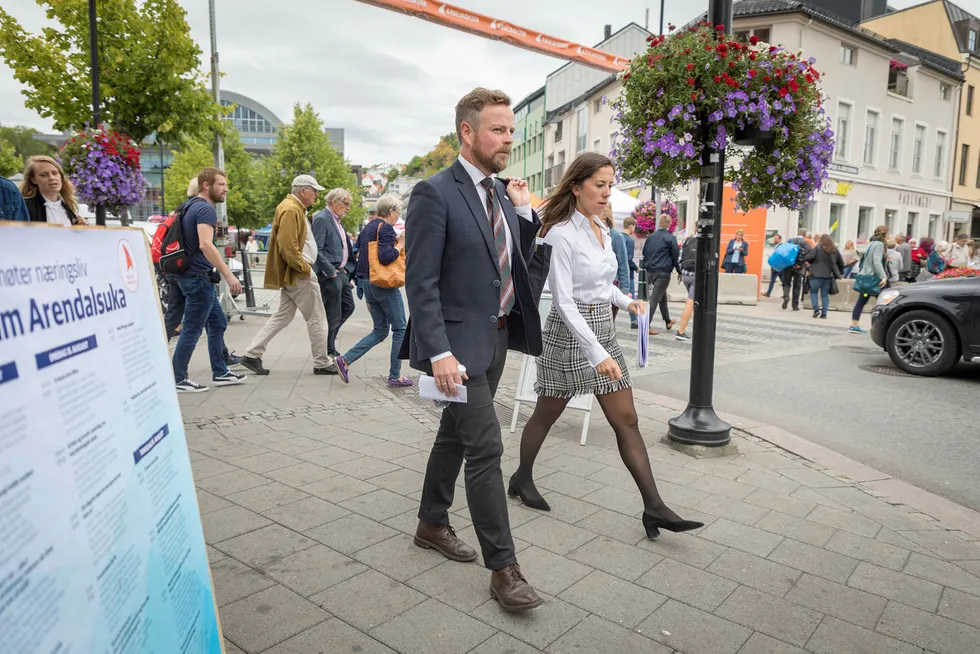 Næringsminister Torbjørn Røe Isaksen og politisk rådgiver Hannah Sumeja Atic på vei til et arrangement gjennom gatene under Arendalsuka.