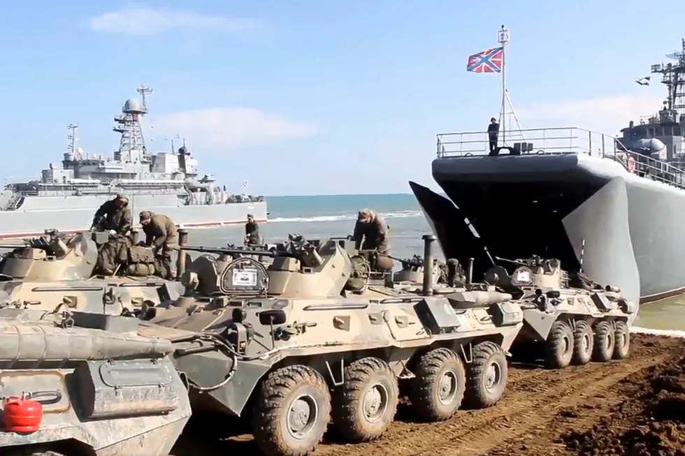 Russiske militære kjøretøyer landsettes etter øvelser på Krim. Etter en massiv styrkeoppbygging på grensen mot Ukraina valgte Moskva å trekke styrkene tilbake i forrige uke.