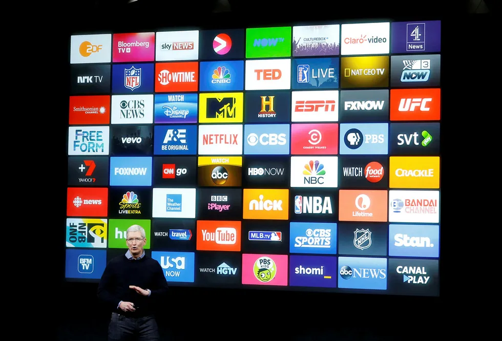 Apple-topp Tim Cook har tydeligvis store planer på gang. Nå har selskapet ansatt to av de beste sjefene i tv-bransjen. Foto: Stephen Lam/Reuters