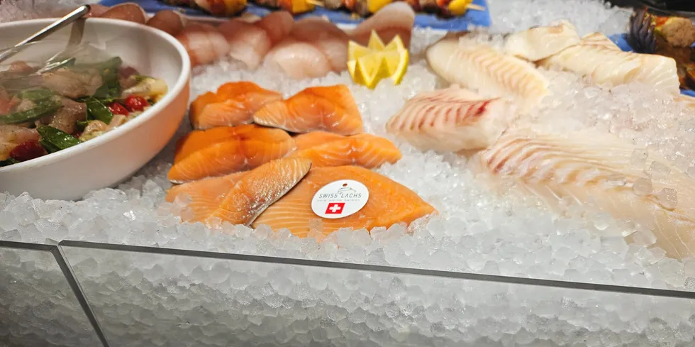 Filet av Swiss Lachs, landbasert laks produsert i laks. Her på tilbud på 55 franc per kilo, rundt 680 kroner. Bildet er tatt på en dagligvarebutikk i Zürich, Sveits 21 oktober 2023.