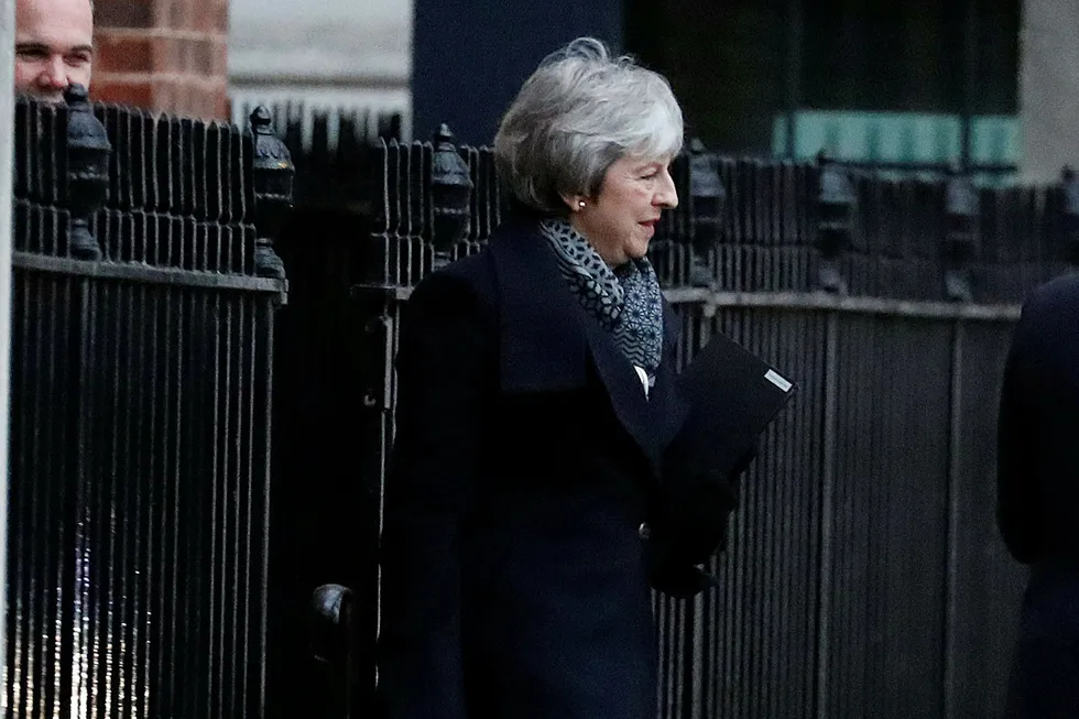 Britenes statsminister Theresa May går mot et sviende nederlag tirsdag kveld. Men mangelen på alternativer gjør at hun sannsynligvis blir sittende, i hvert fall på kort sikt.