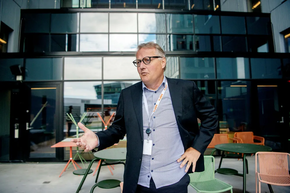 Tidligere DNB-sjef Rune Bjerke ser tilbake på utviklingen av betalingsappen Vipps gjennom fem år. Han tror det blir avgjørende å lykkes med mobilbetaling i butikk som rulles ut i løpet av de neste ukene.