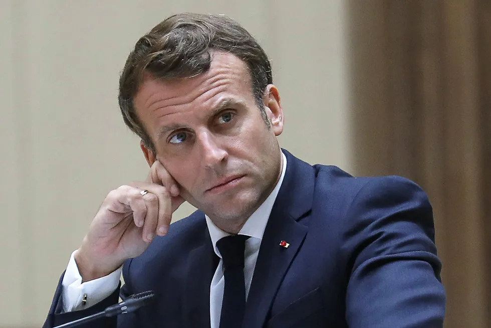 Frankrikes president Emmanuel Macron får kritikk for å ha utnevnt en minister som er anklaget for voldtekt og en annen minister som har uttalt seg kritisk til metoo-kampanjen.