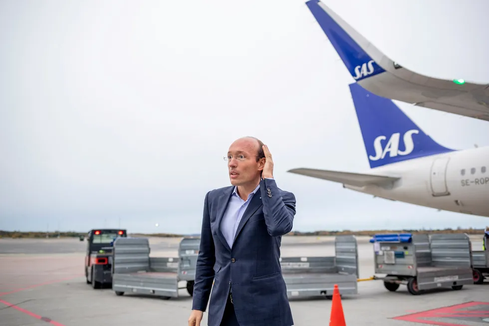 SAS-sjef Anko van der Werff tok sjefsjobben i fjor, og må nå ta selskapet gjennom en økonomisk redning som kan ende i rettssalene – eller i verste fall med konkurs. Her fra Oslo lufthavn.
