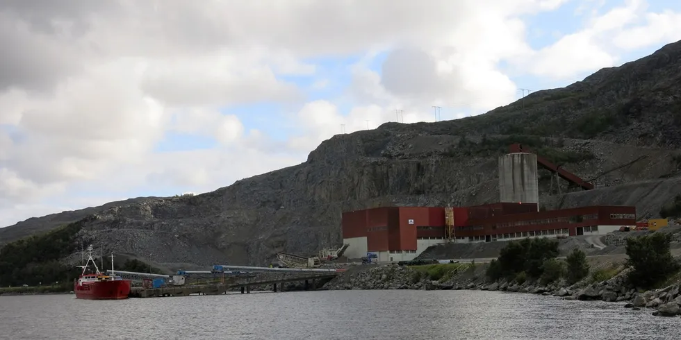 SV-medlem og advokat Oddmund Enoksen mener i motsetning til Inge Arne Eriksen i Bivdu at sjødeponi i Repparfjorden er den beste og eneste løsningen.