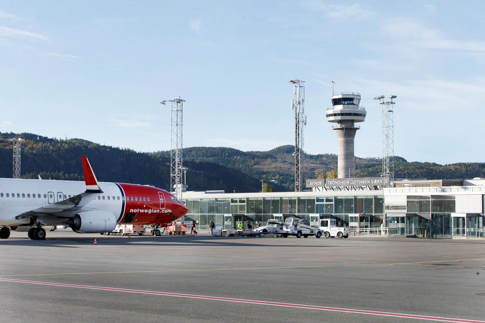 Avbildet er et Norwegian-fly på Værnes lufthavn. Selv om aksjekursen faller etter USA-valget er det "business as usual" for flyselskapet. Foto: Kallestad, Gorm/NTB Scanpix
