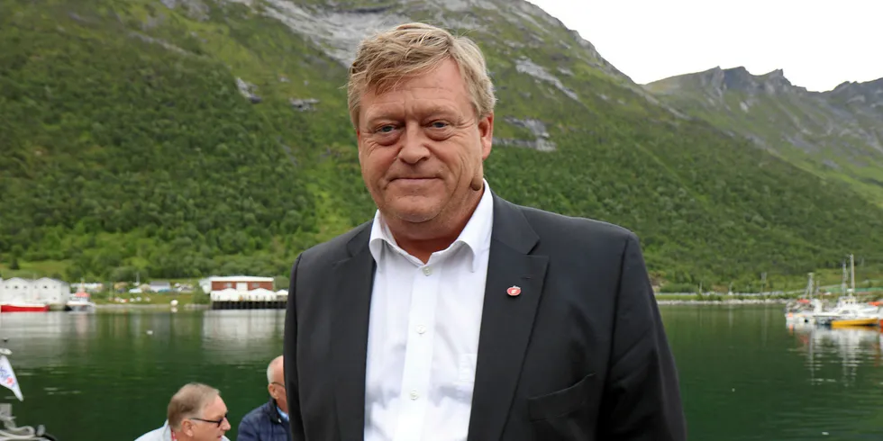 Fiskeriminister Harald Tom Nesvik (Frp) beroliger Robert Eriksson og Sjømatbedriftene og fastslår at han ikke vil endre dagens regelverk for såkalt produksjonsfisk.