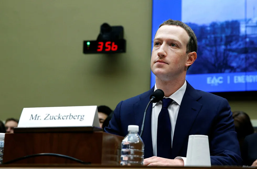 Facebook-sjef Mark Zuckerg la seg flat for Kongressen i april etter det ble kjent at brukerdata var på avveie etter Cambridge Analytica-saken. Foto: Anadolu Agency/Getty Images