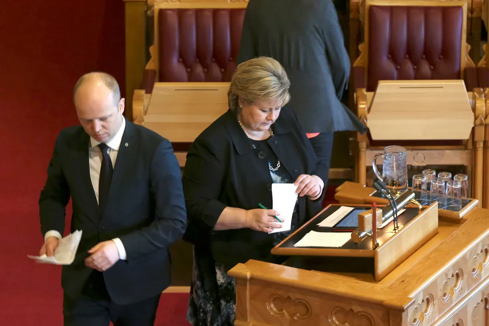 Sp-leder Trygve Slagsvold Vedum og statsminister Erna Solberg på Stortinget. Foto: Vidar Ruud / NTB scanpix