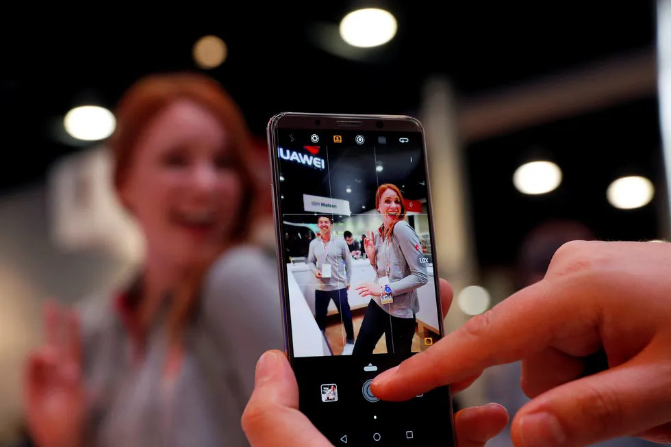 Huawei og kinesiske smarttelefonprodusenter dominerer på det kinesiske markedet. Politisk press gjør at d eikke får innpass i USA. AT&T og Huawei har forkastet planene om en allianse. Foto: Steve Marcus/Reuters/NTB Scanpix