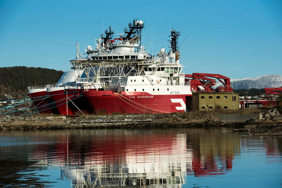 Farstad Shipping er blant selskapene som har hentet mest kapital sålangt i år. Her ligger noen av offshorerederiets fartøyer i opplag ved Humla utenfor Ålesund. Foto: Per Ståle Bugjerde