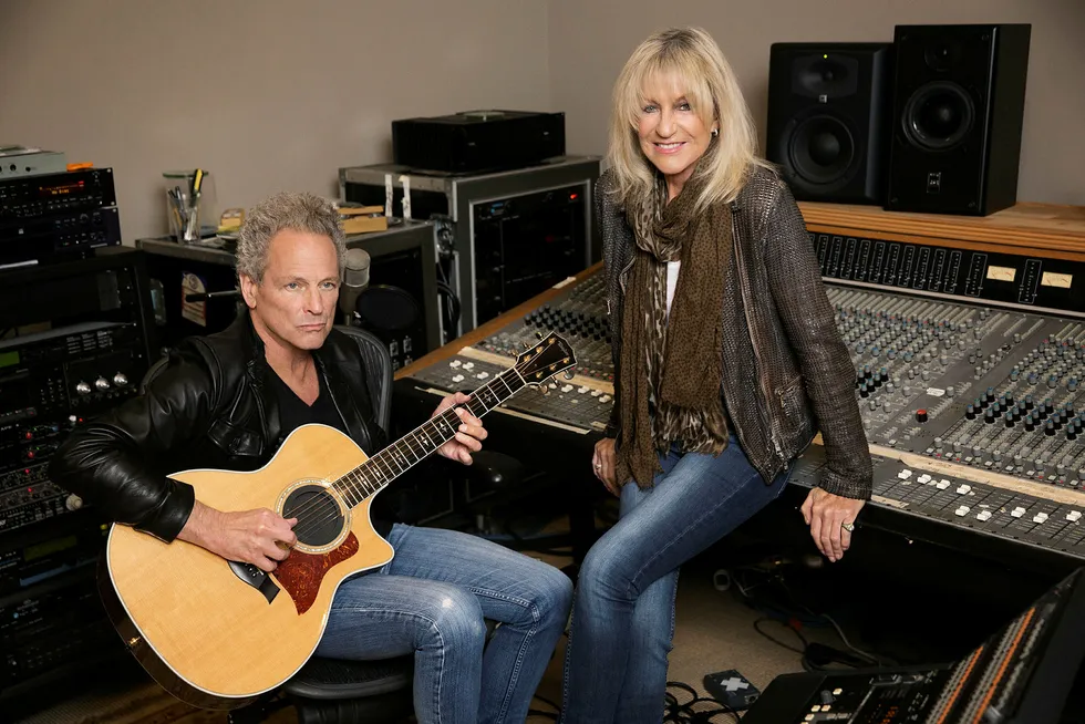 Duo. Lindsey Buckingham (67) og Christine McVie (73) er de viktigste låtskriverne i Fleetwood Mac, et av tidenes største popband. Nå har de laget duo-album sammen med den beryktede rytmeseksjonen. Foto: John Russo/Warner Music