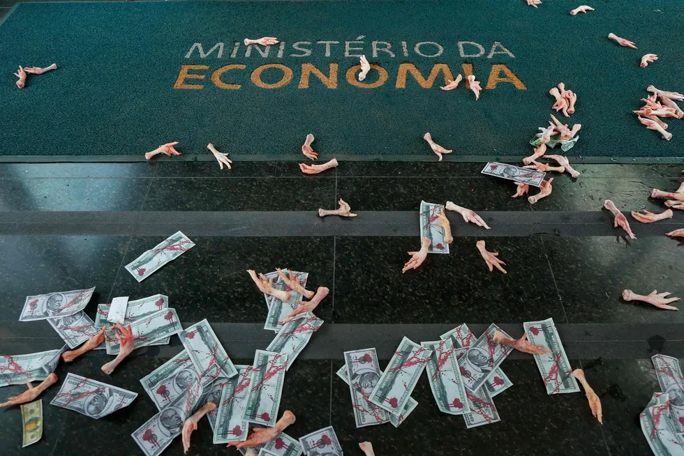 Falske sedler i rødt sammen med føtter fra fjærfe er i protest strødd utenfor kontorene til Brasils økonomiminister Paulo Guedes. Guedes er omtalt i Pandora Papers.