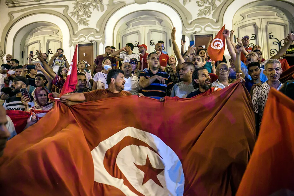 Leve kontrarevolusjonen! Tunisiere feirer folkeavstemningen mandag 25. juli som gir omfattende makt til landets president Kais Saied.