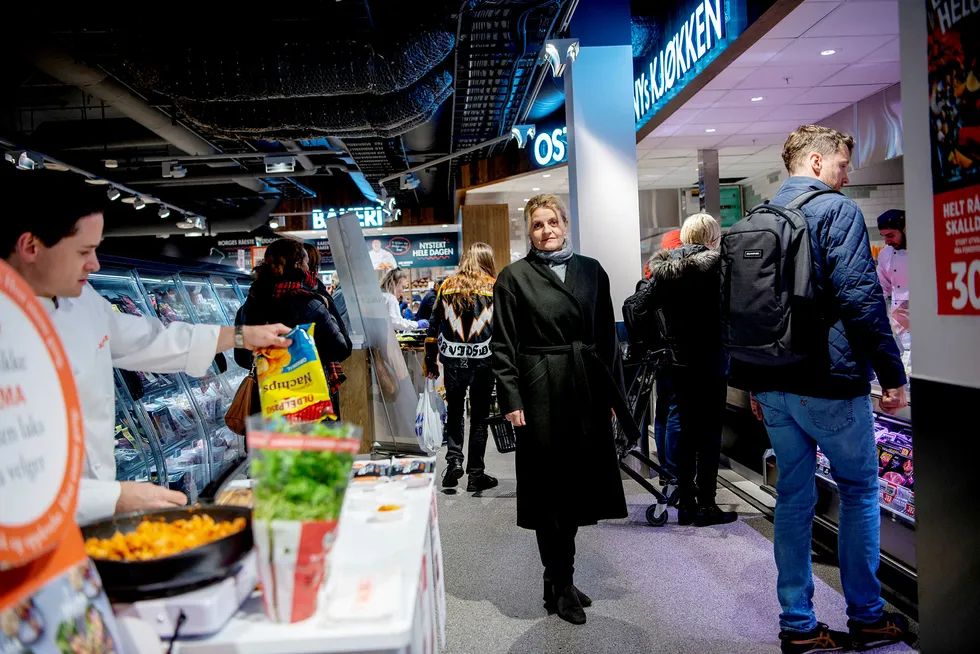 I den reåpnede Meny-butikken på Oslo City lager kokkene mat, mens kundene snirkler seg gjennom butikken. Forbrukerrådets leder Inger Lise Blyverket vil tilrettelegge for flere supermarkeder i byene.