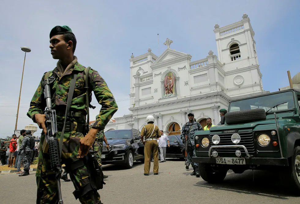 Soldater sikrer området rundt St. Anthony's Shrine i hovedstaden Colombo.