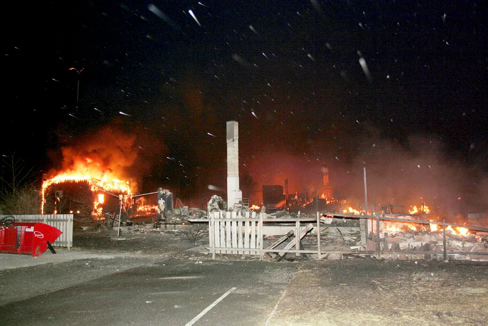 40 hus brant ned under storbrannen i Lærdal i januar 2014. Telenors hus ble tatt av flammene og tettstedet var uten mobilnett, noe som gjorde redningsarbeidet vanskelig. Foto: Arne Veum/NTB Scanpix