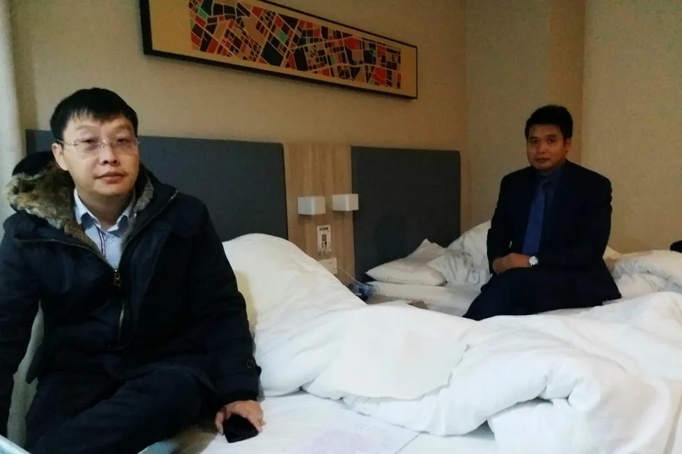 Yan Xin (til venstre) og Ge Yongxi, advokater for aktivisten Wu Gan, fotografert på et hotellrom etter at Wu ble dømt til åtte års fengsel. Foto: Joanna Chiu/AFP Photo