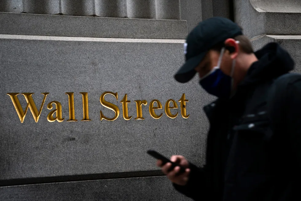 På desembers første handelsdag peker pilene oppover for de ledende indeksene på Wall Street.