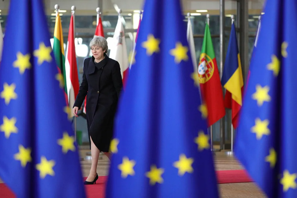Storbritannias statsminister Theresa May på EU-toppmøtet i Brussel torsdag. Fredag fikk hun ikke være med – da skulle de øvrige lederne nemlig diskutere forhandlingene med henne. Foto: Olivier Matthys / AP / NTB scanpix