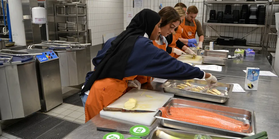 Studenter i Tromsø tilbereder sjømat. Sjømat Norge mener at Norge ligger etter resten av verden når det gjelder å framsnakke mat fra havet som klimavennlig.